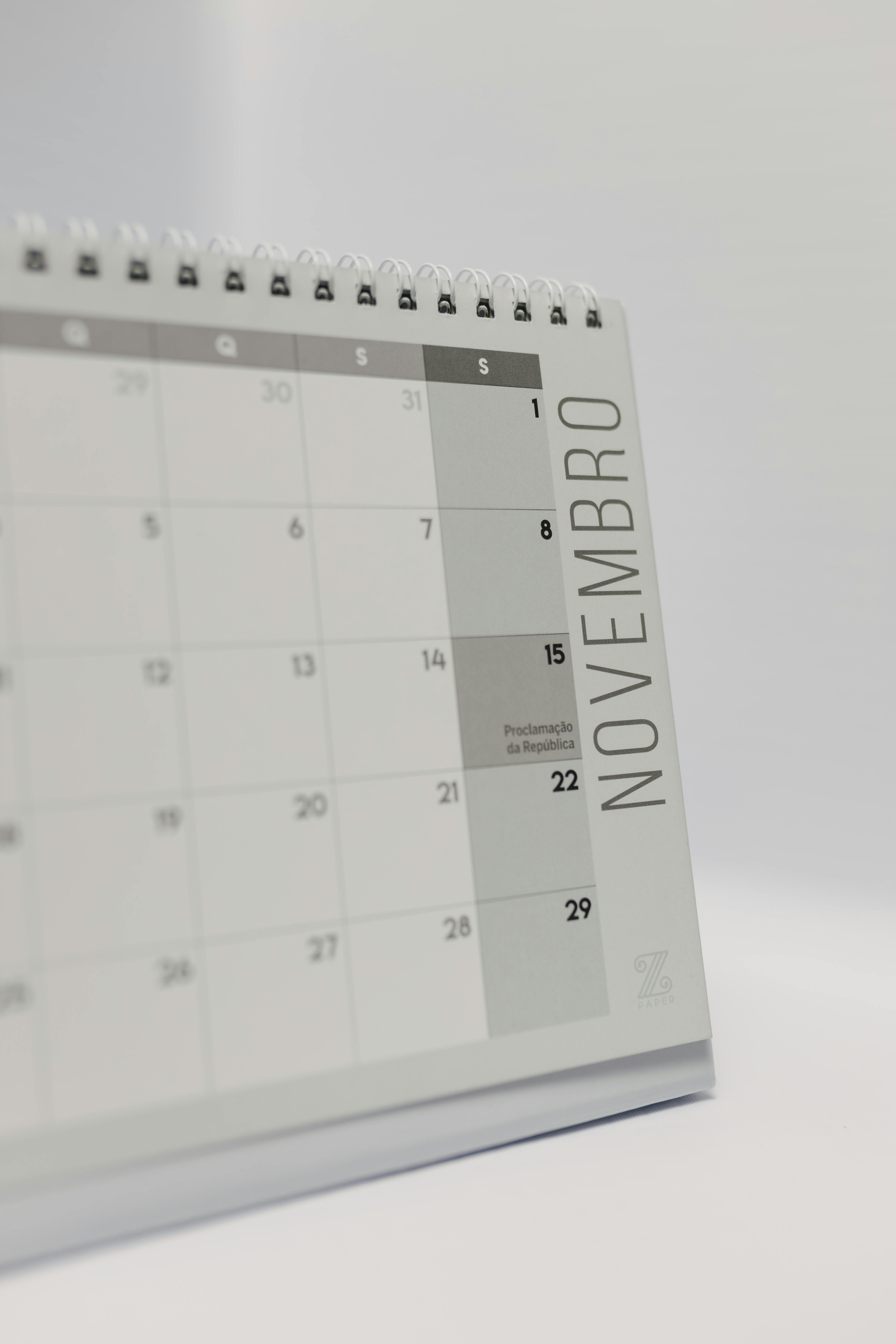Nahaufnahme einer Kalenderseite für November auf Portugiesisch, ideal für Terminplanungs- oder Planungskonzepte.